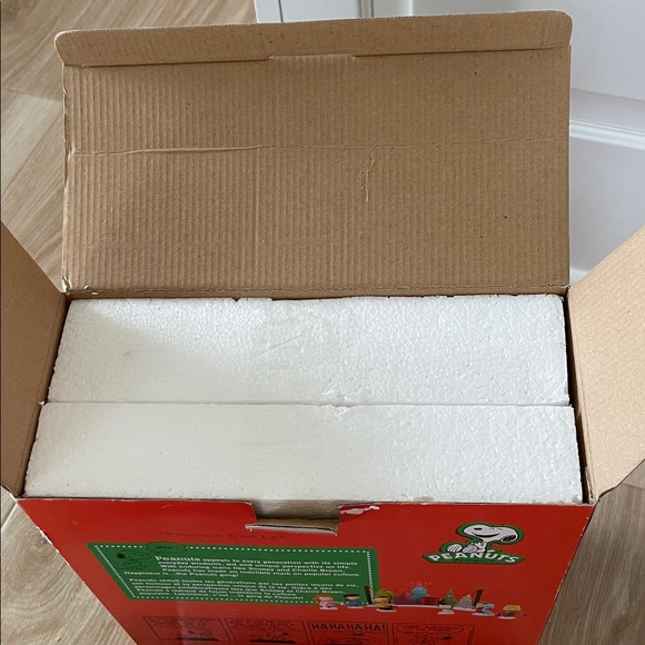 Department 56 “Peanuts Tree Lot” Set - Picture 11 of 14